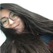 Profesora de español imparte clases a niños de todas las edades